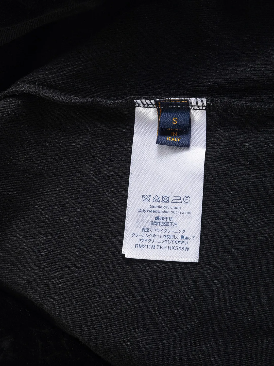 🅿️200 Louis Vuitton 1V slightly wide version S-Xl 25ss new product counter model will always be invincible, classic style, permanent boutique, timeless classic style, LV jacquard all-over printed towel sweater with logo🪡 embroidery pattern, short-sleeved T-shirt, cotton blended terry jersey fabric, original development. This comes from the 2025 beachwear limited series, the full logo jacquard towel highlights the classic Obliaue flower, with S-shaped round neck and topstitching, unique style, decorated with oblique jacquard all over, ribbed round neck with V-shaped topstitching, customized accessories, and the whole body is customized and developed according to the Y board... Complete with three labels, it can control various styles, paying tribute to LV Louis Vuitton's historic year! Coupled with the blessing of full-flower cotton material, both the comfort of the upper body is unparalleled. It can be said to be a must-have companion in summer. The excellent breathability and comfortable wearing feeling are unparalleled ~ recommended! ! Same style for men and women! Color: Black White Size: S-XL Size chart: S: Shoulder width 55-Bust 56-Length 71.5 M: Shoulder width 56.5-Bust 58-Length 73 L: Shoulder width 58-Bust 60-Length 74.5 XL: Shoulder width 59.5-Bust 62-Length 76